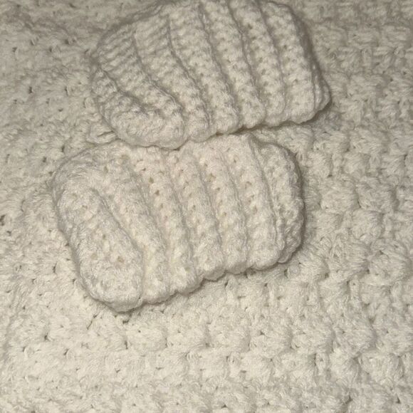 *New* Handmade White Crochet Scalloped Edges Baby Blanket & Bootie Set 29"x 32" - Picture 5 of 9